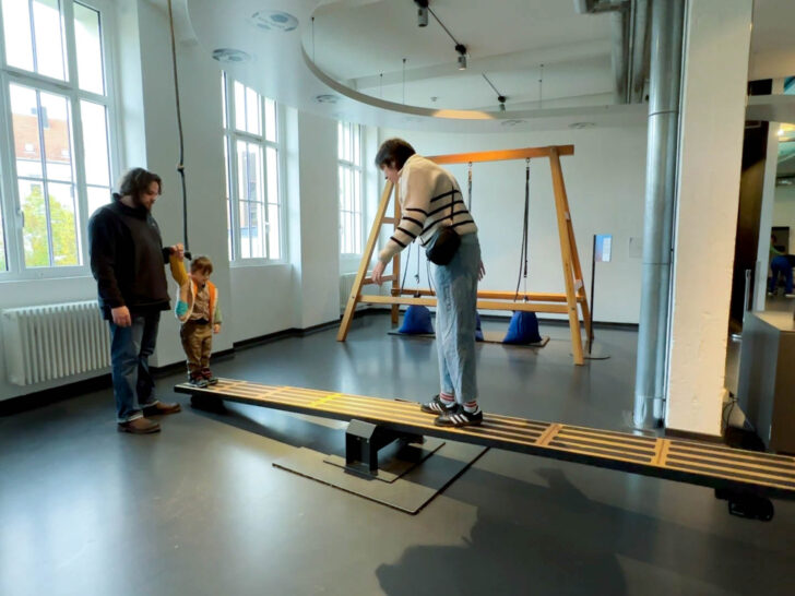 Balancing weights with Mom at the Dynamikum.