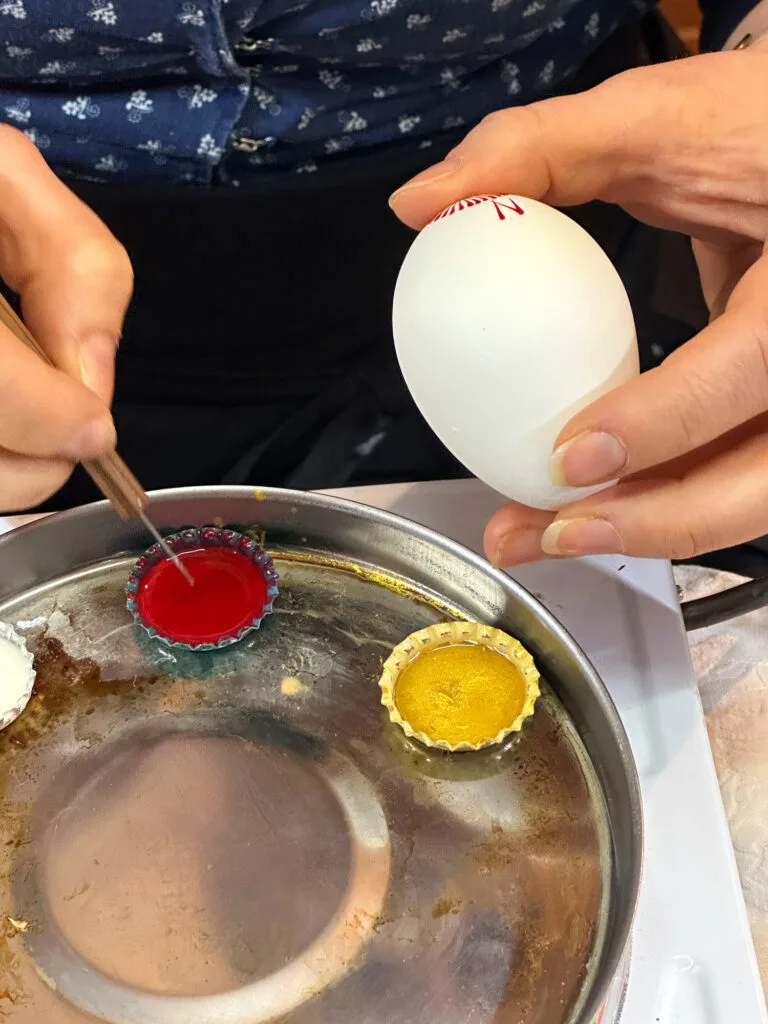 How the eggshells are painted.