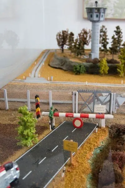 A model of how Moedlareuth was divided in half.