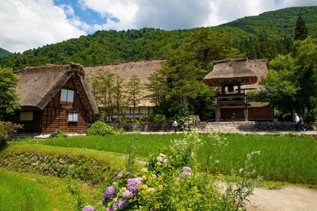 From below, you can see the bell of the Myozenji Temple and a traditional house.