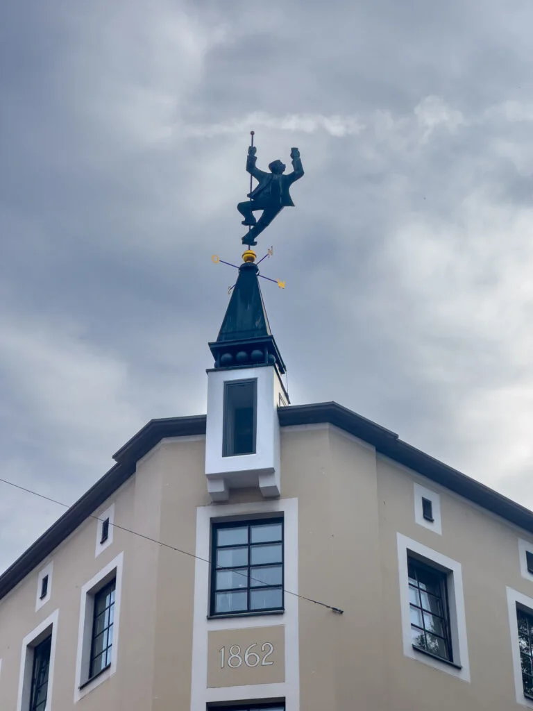 A toast weathervane in Düsseldorf.
