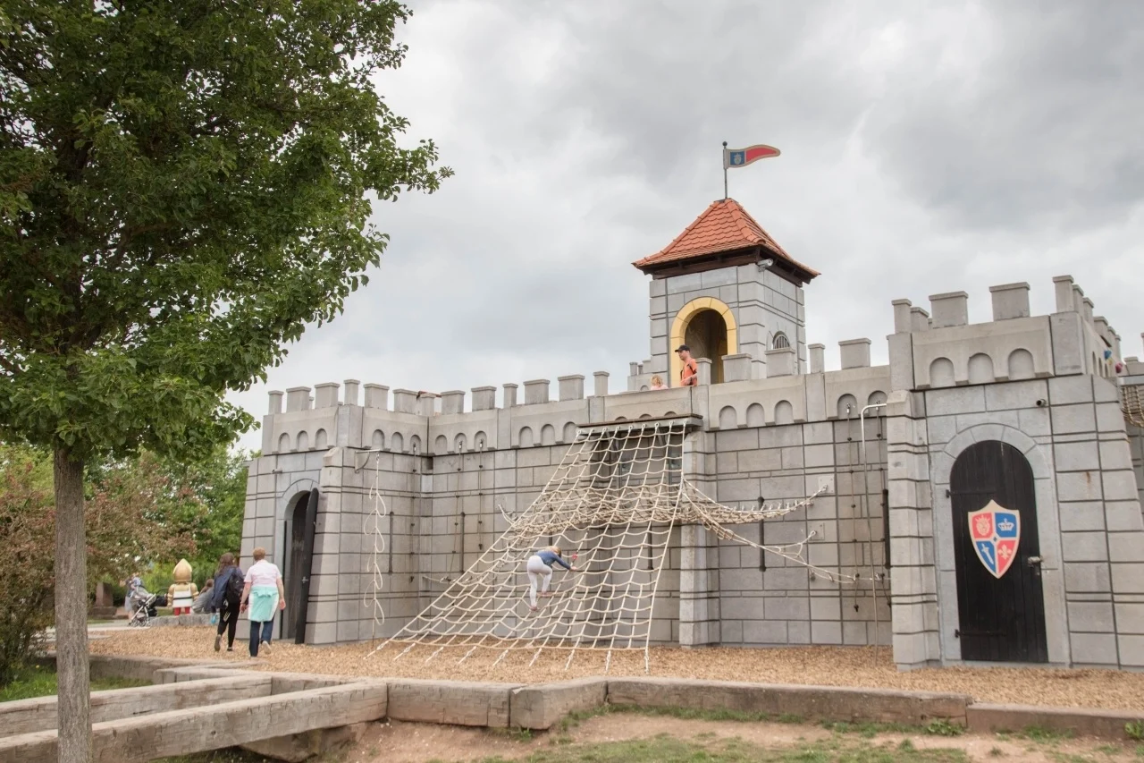This Playmobil castle is fun to overtake by climbing the ropes!