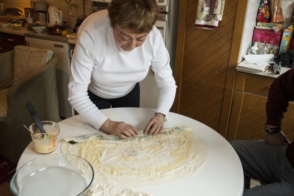 Rolling Kol Borek filled with spinach.